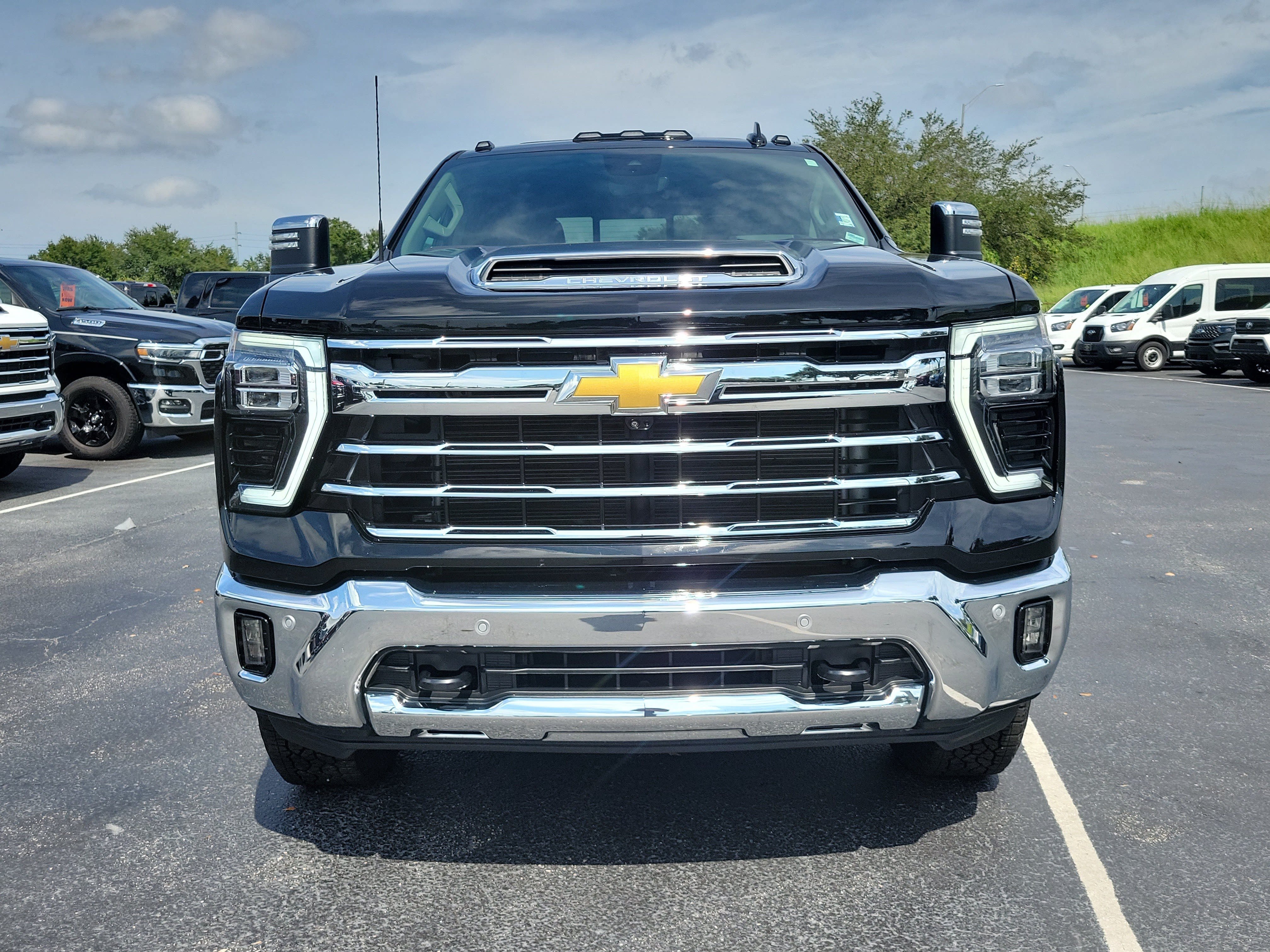 Used 2026 Chevrolet Silverado 2500 LTZ w/ LTZ Premium Package AWD/4WD image 2