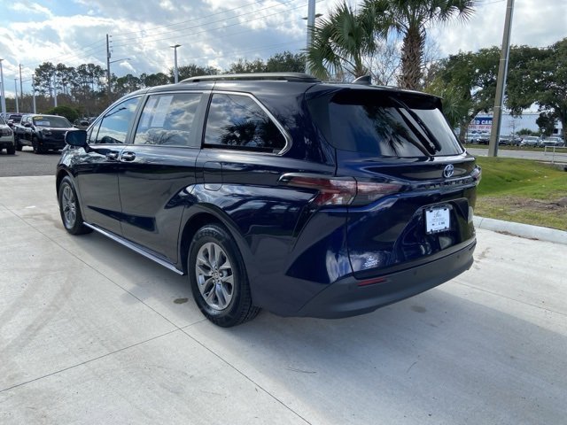 Used 2024 Toyota Sienna XLE image 6