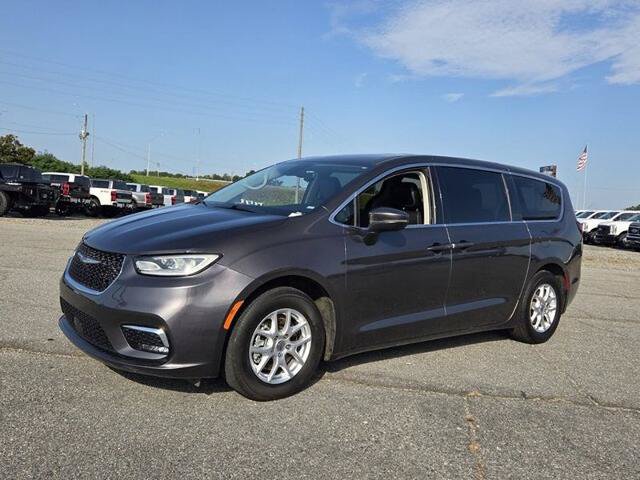Used 2023 Chrysler Pacifica Touring-L FWD image 3