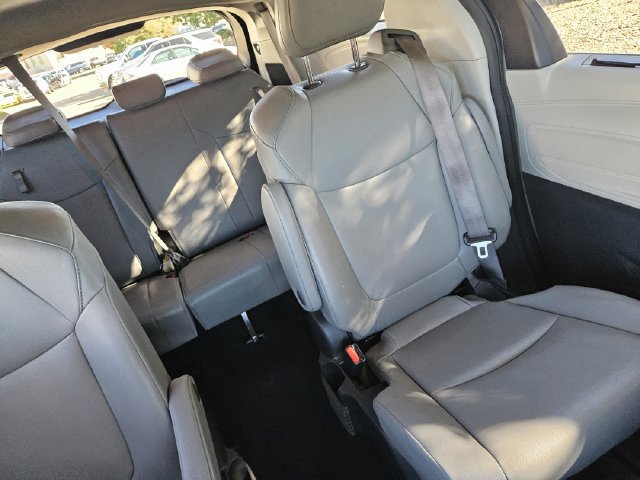 Used 2024 Toyota Sienna XLE AWD/4WD image 17