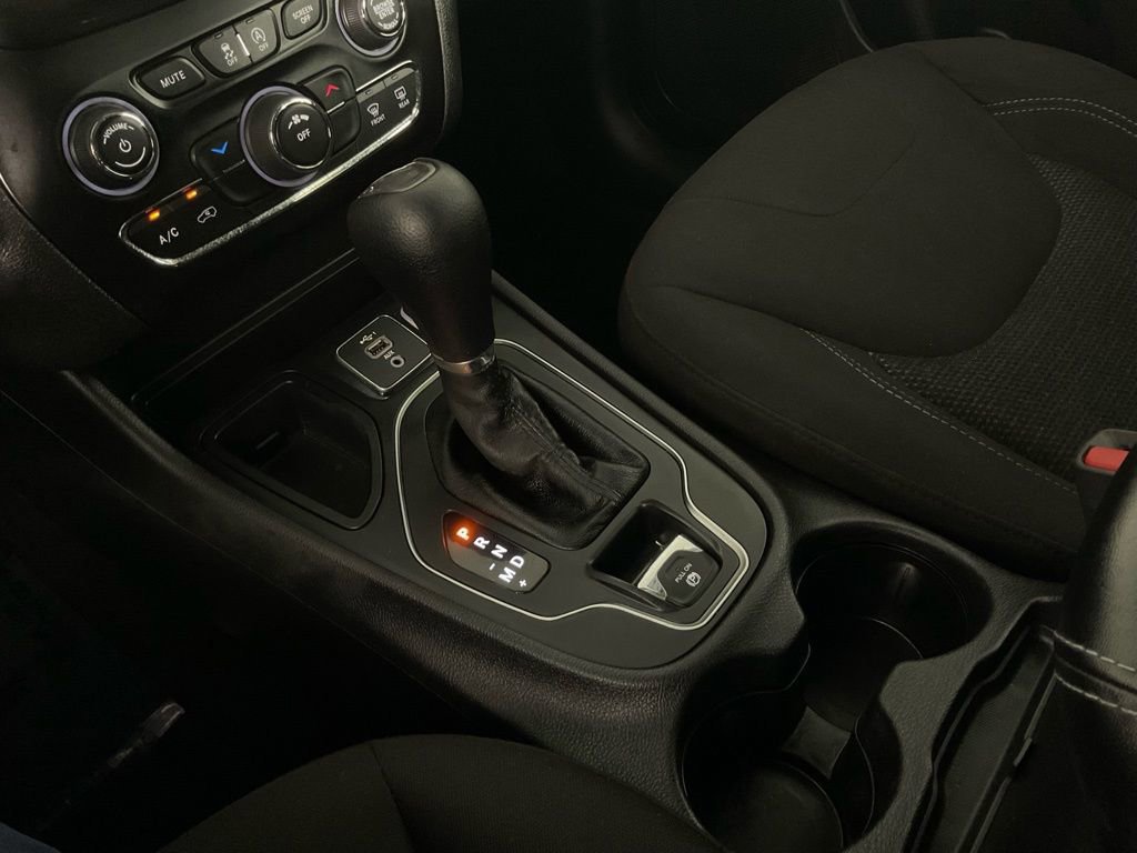 Used 2019 Jeep Cherokee Latitude w/ Popular Appearance Group image 17