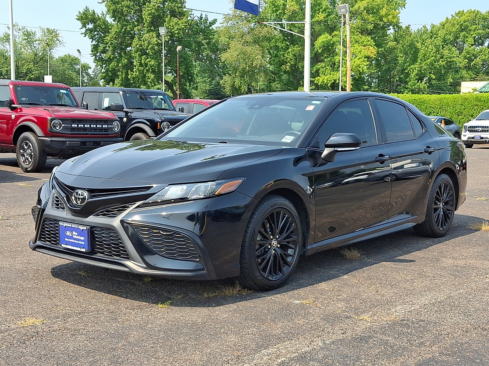 Used 2022 Toyota Camry SE w/ Carpet Mat Package (TMS) FWD image 3