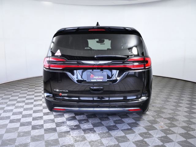 Used 2025 Chrysler Pacifica Select image 3