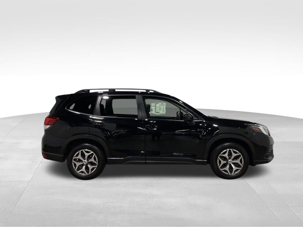 Used 2023 Subaru Forester Premium image 2
