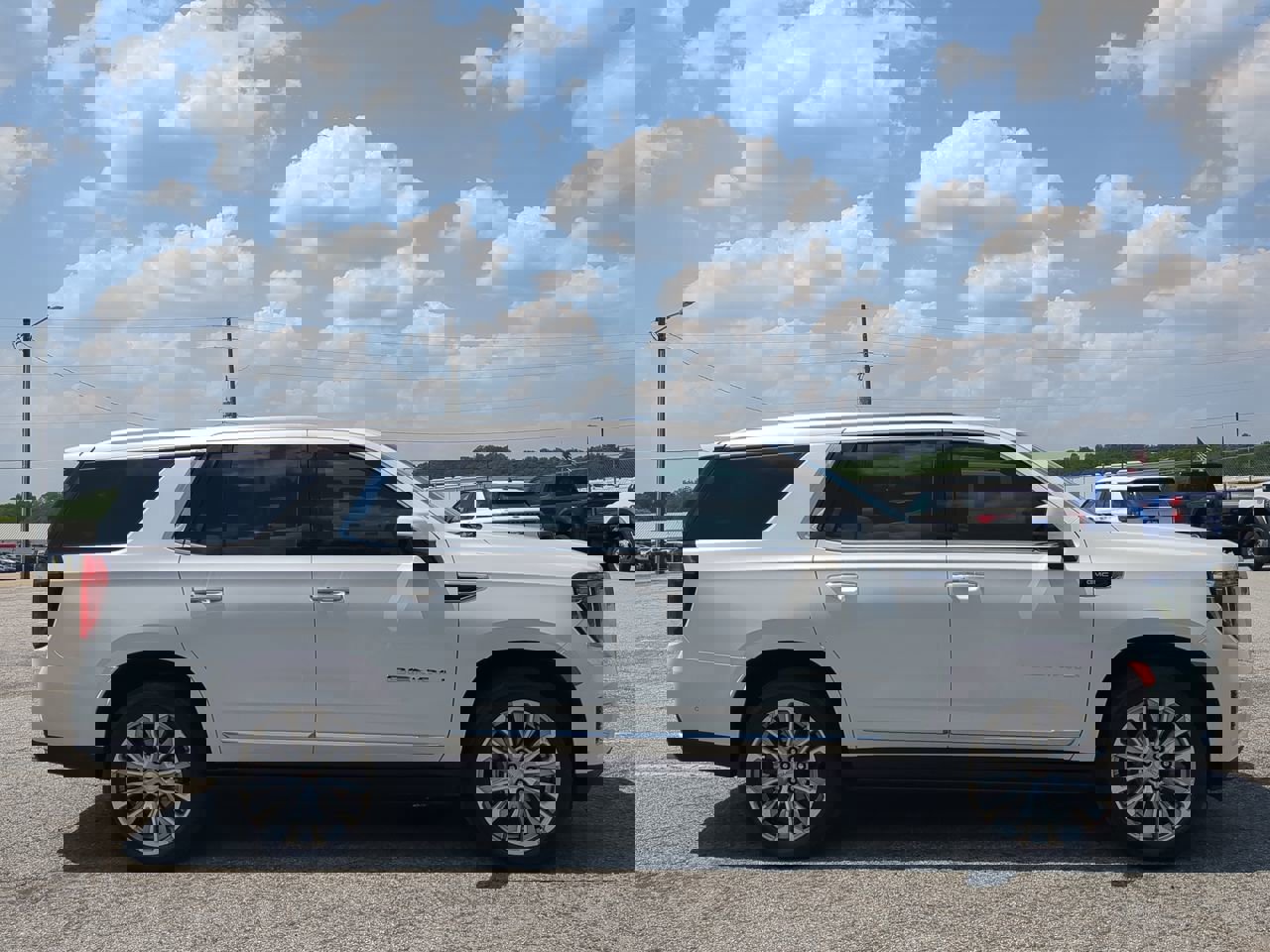 Used 2023 GMC Yukon Denali w/ Denali Reserve Package image 5