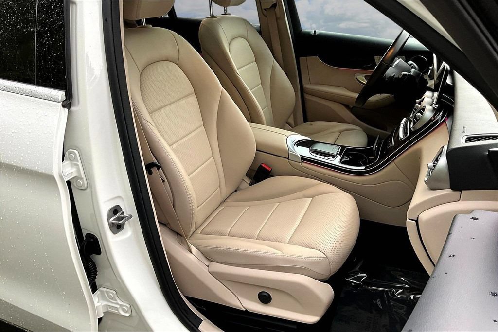 Used 2022 Mercedes-Benz GLC 300 4MATIC w/ Premium Package Lite image 31