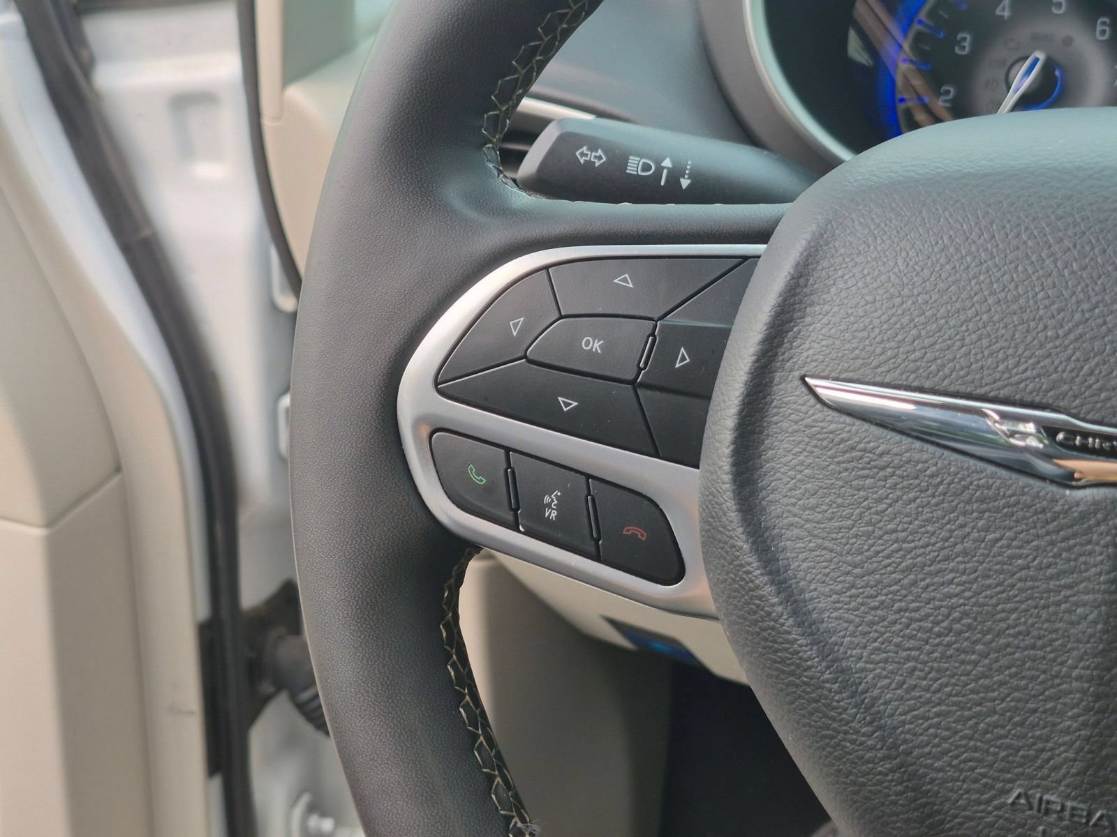 Used 2023 Chrysler Pacifica Touring-L FWD image 19