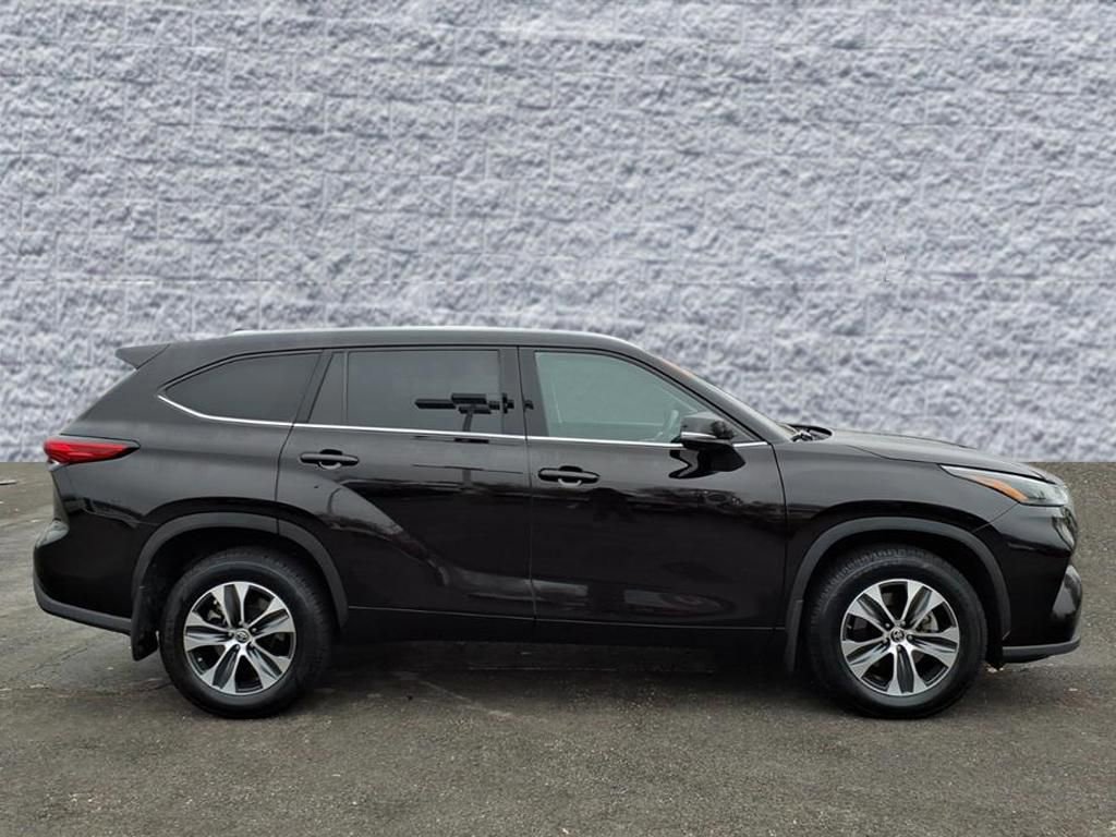 Used 2022 Toyota Highlander XLE image 2
