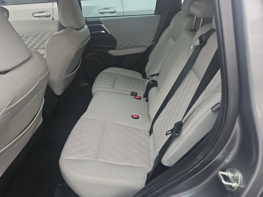 Used 2022 Mitsubishi Outlander SEL FWD image 3
