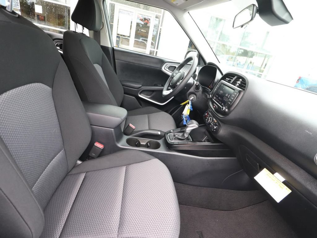 Used 2025 Kia Soul LX FWD image 12