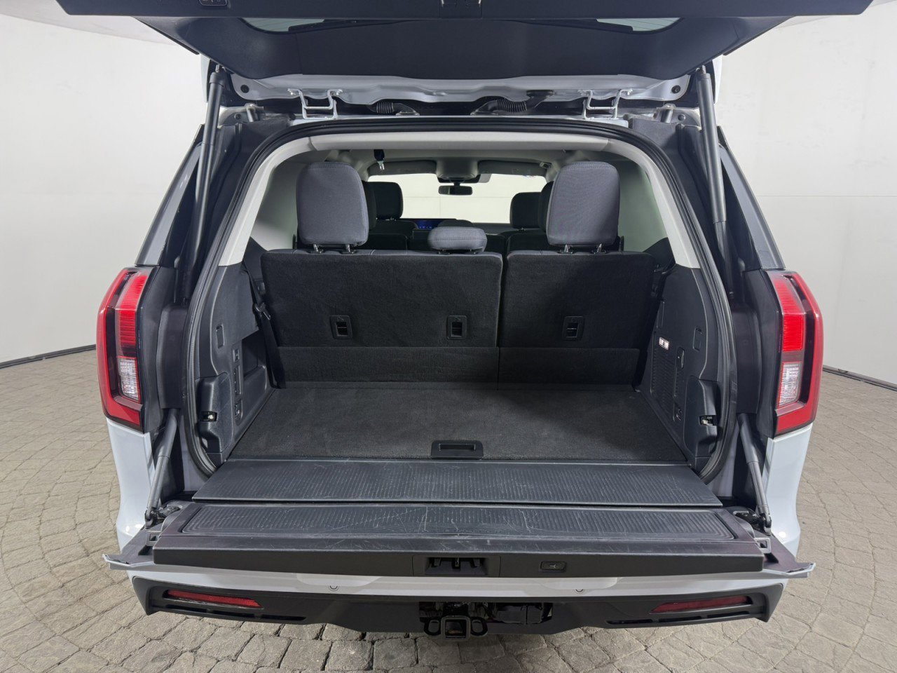 Certified 2025 Ford Expedition Active image 8