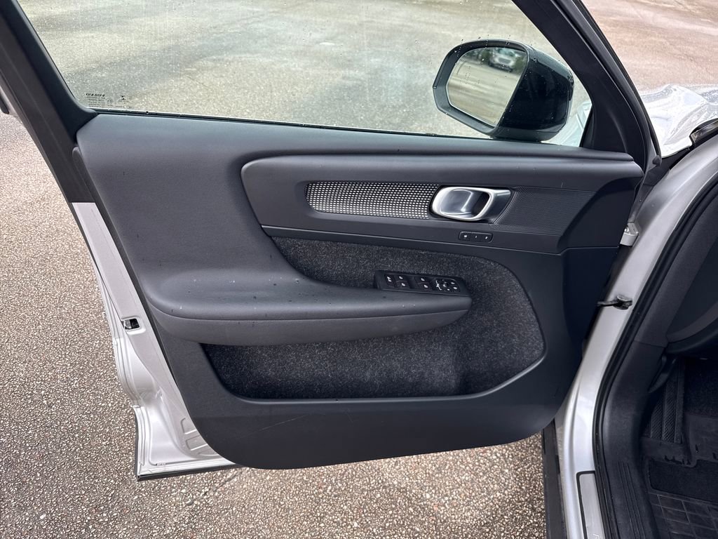 Used 2019 Volvo XC40 T5 R-Design image 13