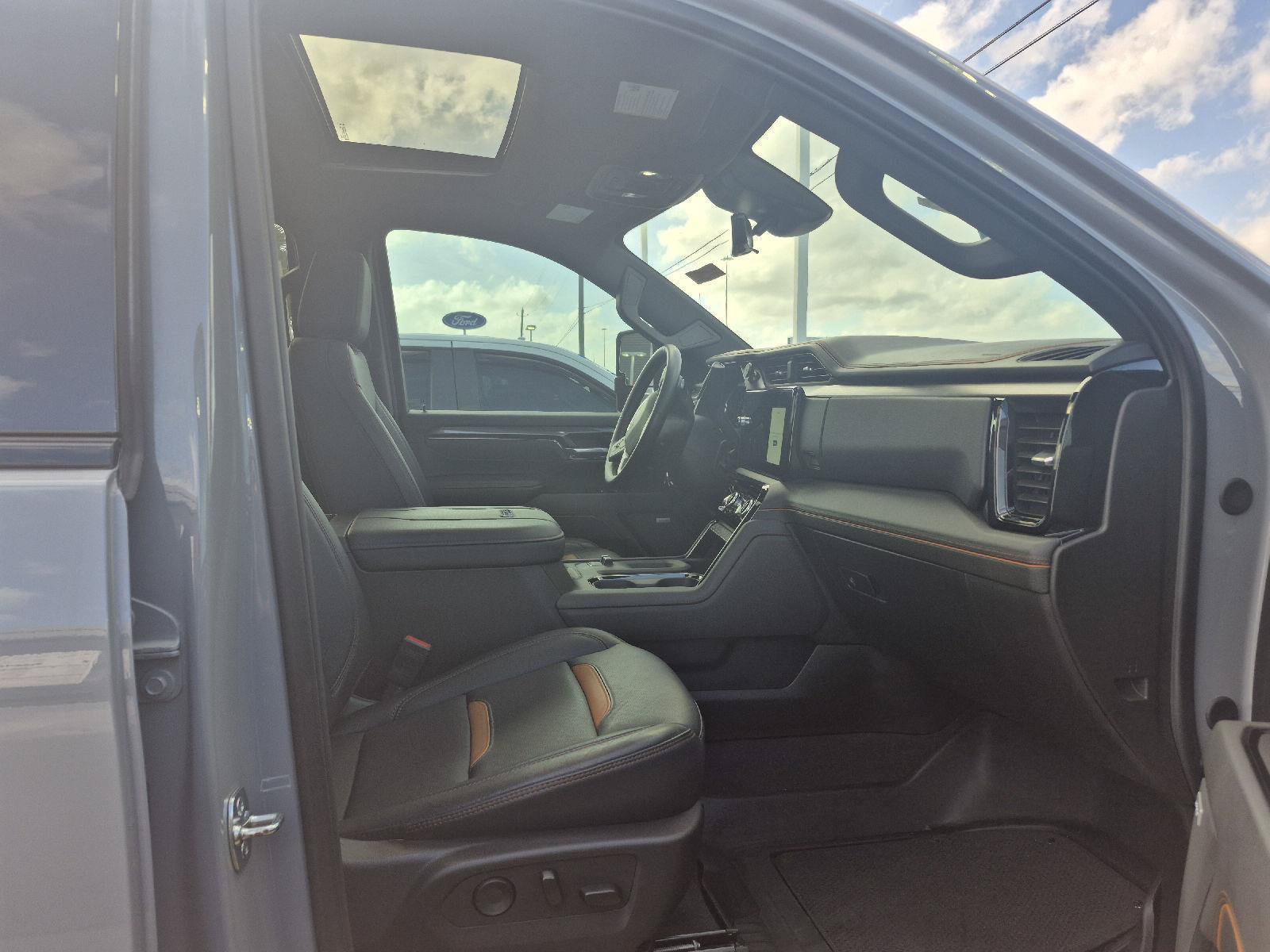Used 2025 GMC Sierra 2500 AT4 w/ AT4 Premium Plus Package AWD/4WD image 9