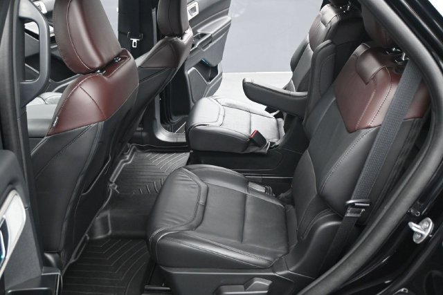 Certified 2024 Ford Explorer Platinum w/ Technology Package AWD/4WD image 5