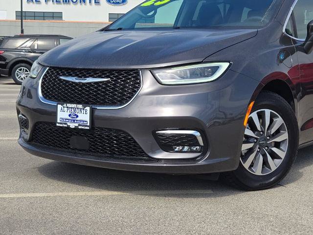 Used 2023 Chrysler Pacifica Touring-L FWD image 2
