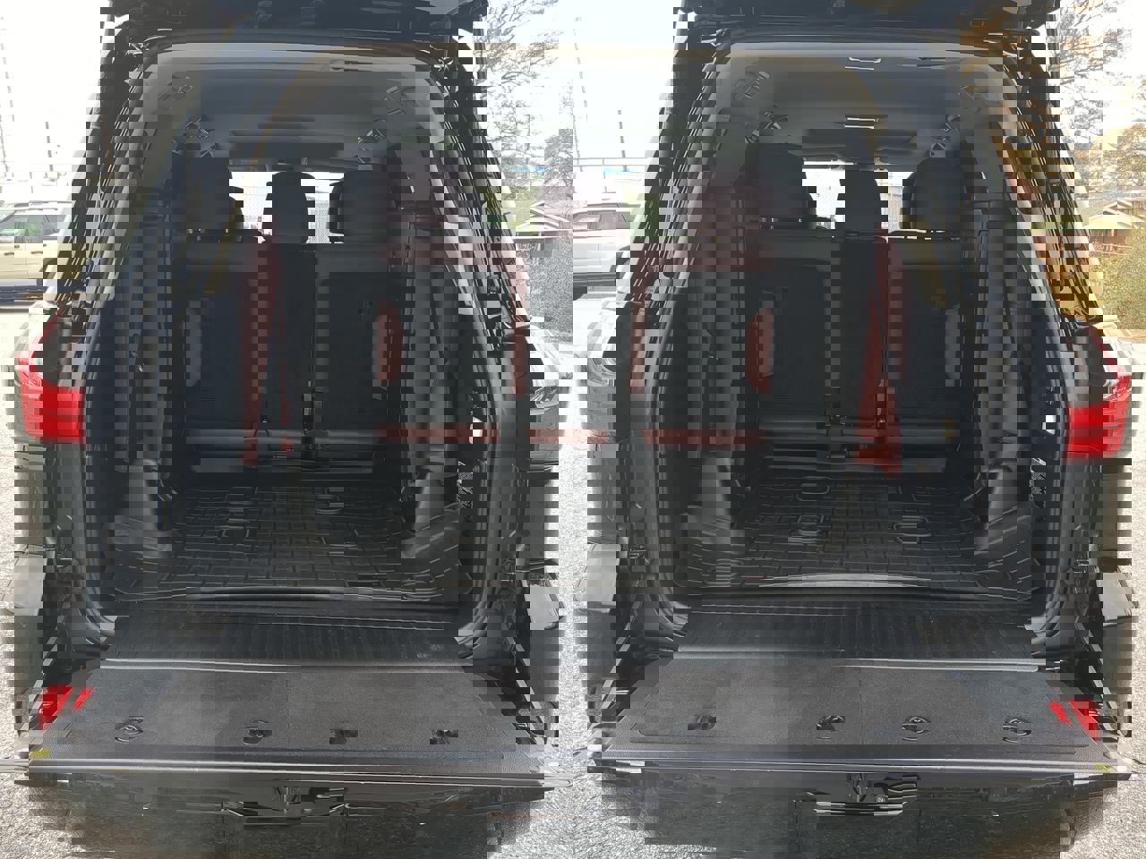 Used 2020 Lexus LX 570 4WD w/ 3rd Row & Luxury Pkg image 11