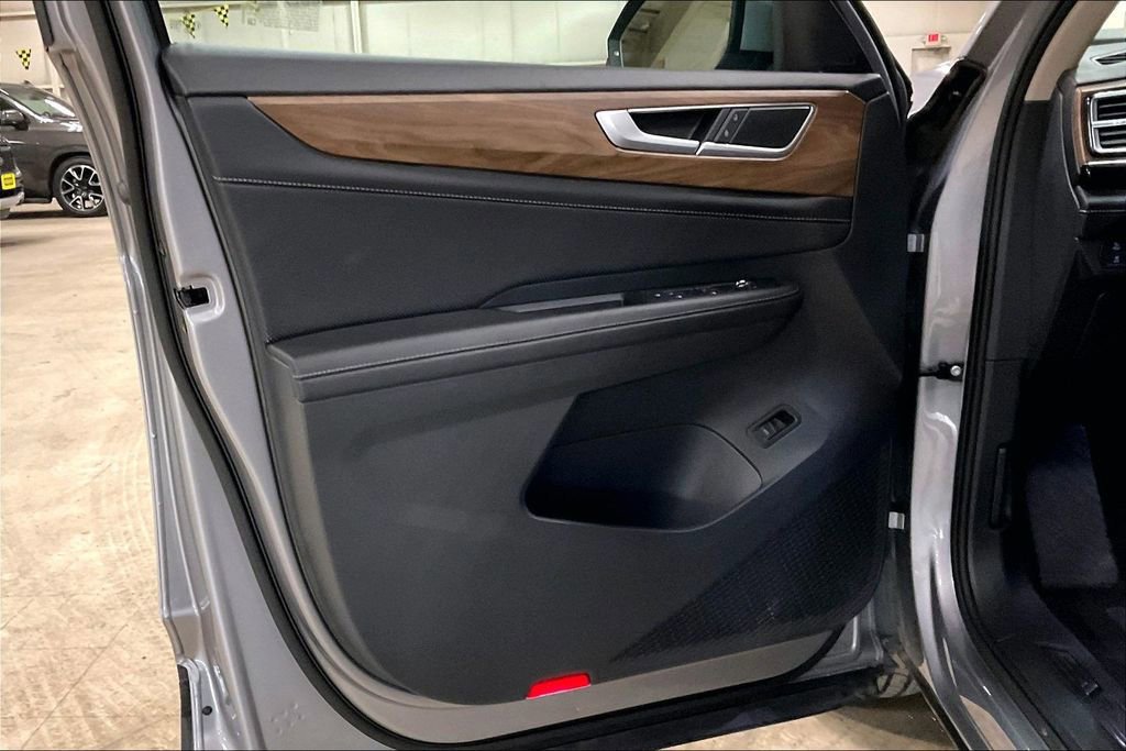 Used 2025 Volkswagen Atlas SE image 21