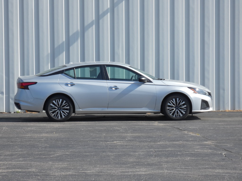 Used 2024 Nissan Altima 2.5 SV FWD image 2
