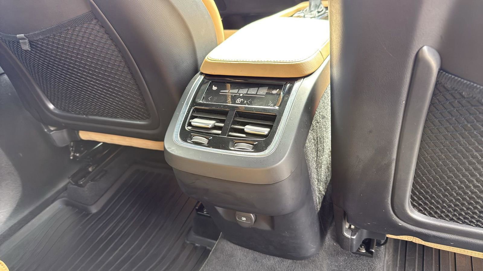 Used 2022 Volvo XC90 T6 Inscription w/ Lounge Package image 25