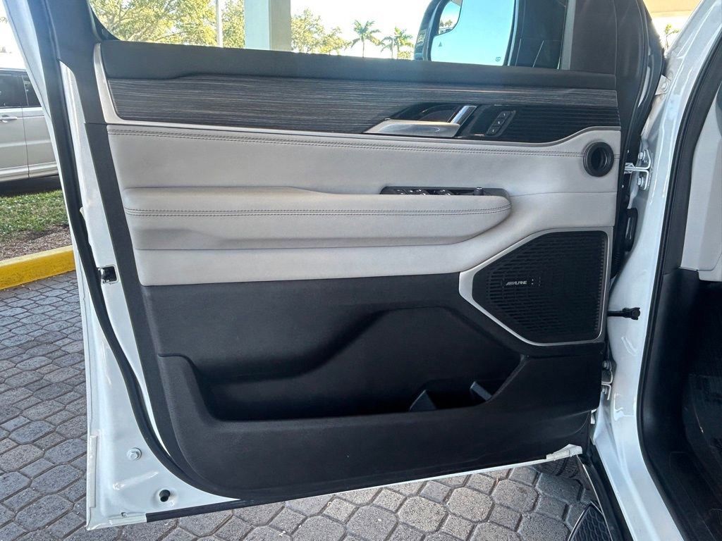 Used 2023 Jeep Wagoneer L Series II image 36