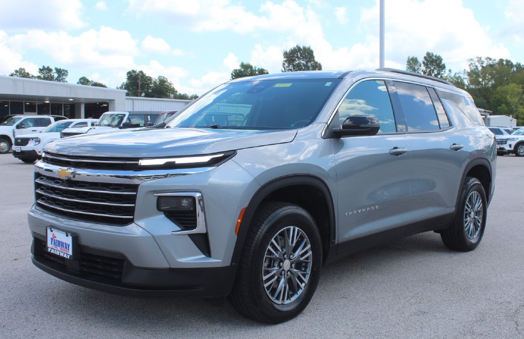 Used 2025 Chevrolet Traverse LT FWD image 3