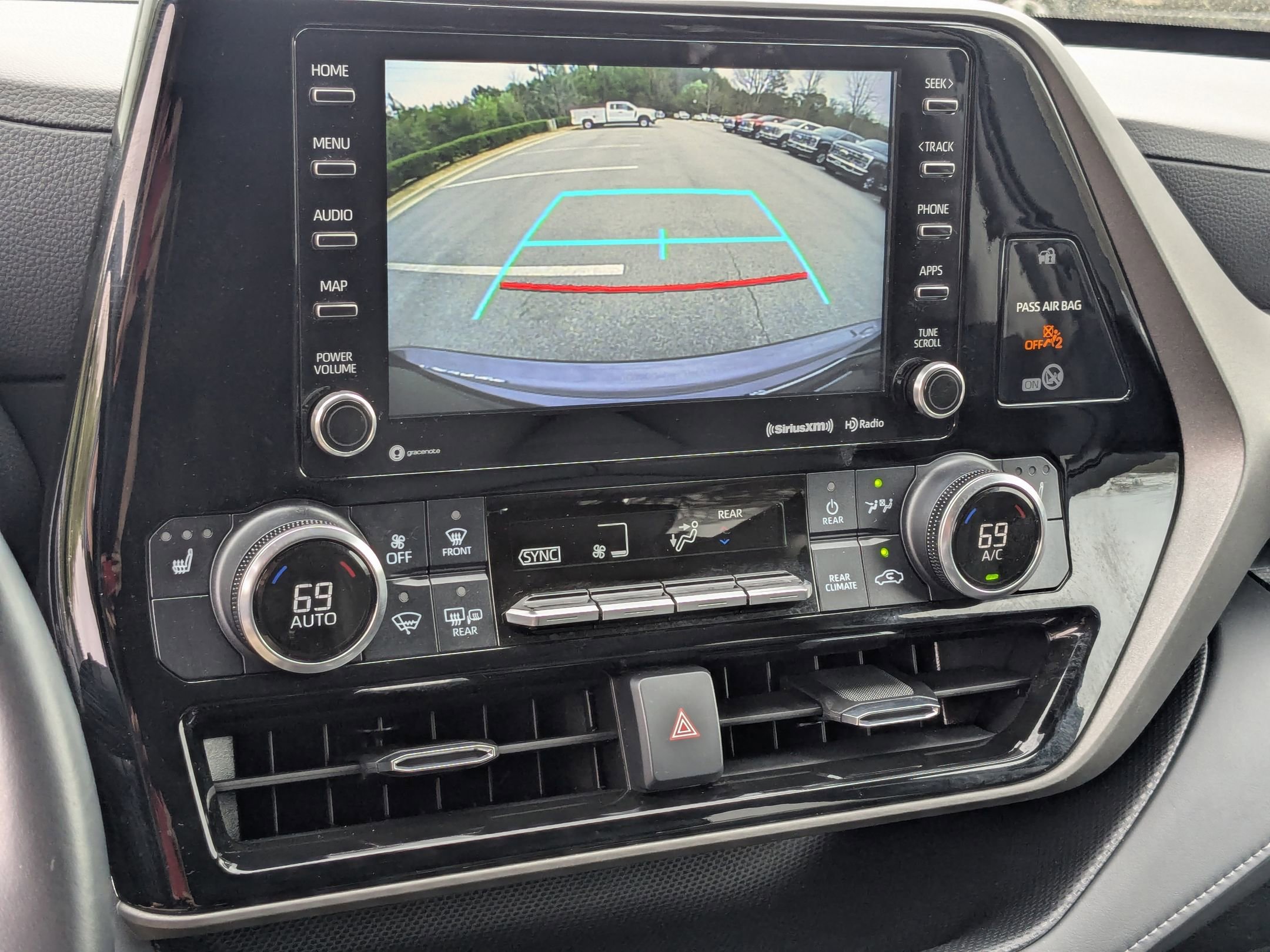 Used 2022 Toyota Highlander XLE image 23