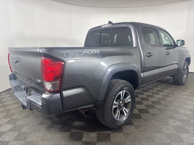 Used 2017 Toyota Tacoma TRD Sport AWD/4WD image 5