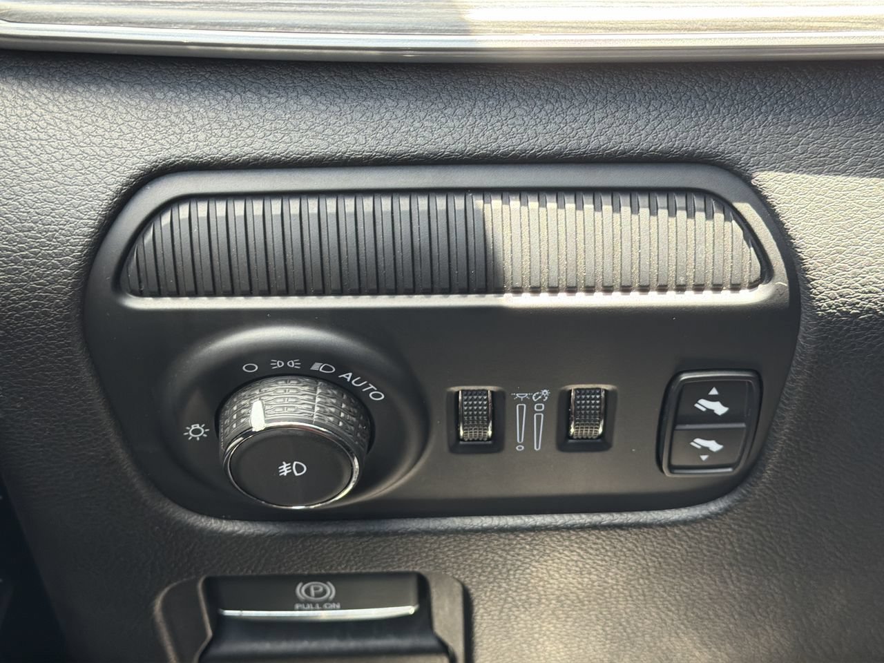 Used 2024 Jeep Wagoneer L Series II RWD image 27