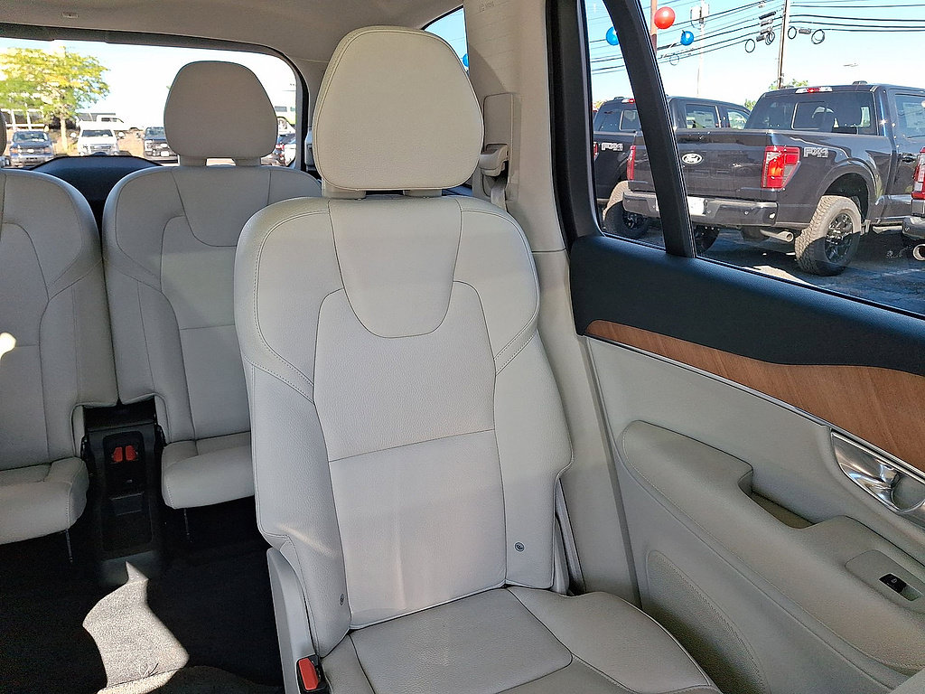 Used 2022 Volvo XC90 T6 Momentum w/ Climate Package AWD/4WD image 14
