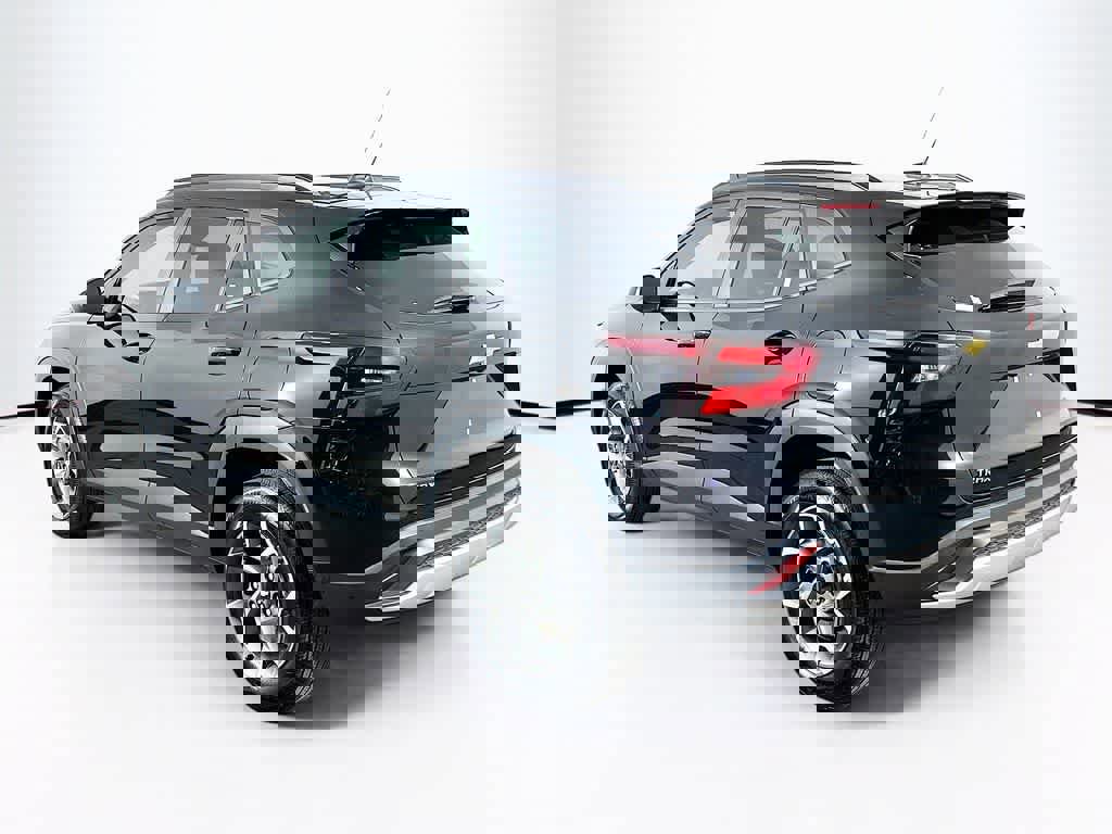 Used 2025 Chevrolet Trax LT w/ LT Convenience Package image 3