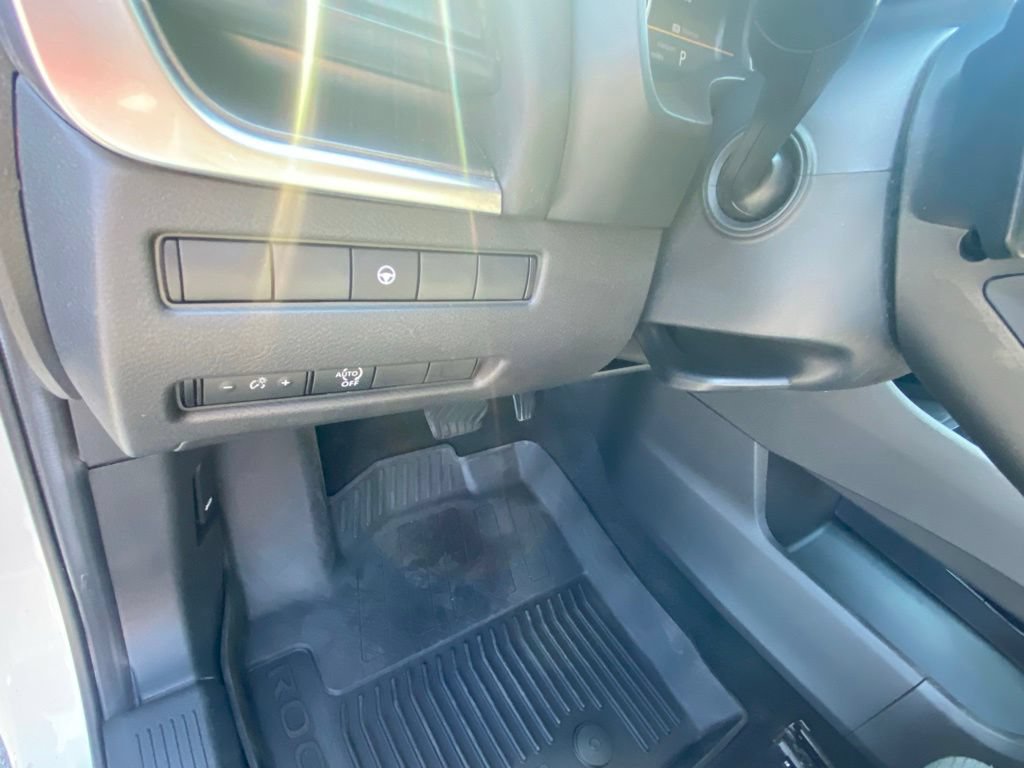 Used 2023 Nissan Rogue SV FWD image 12