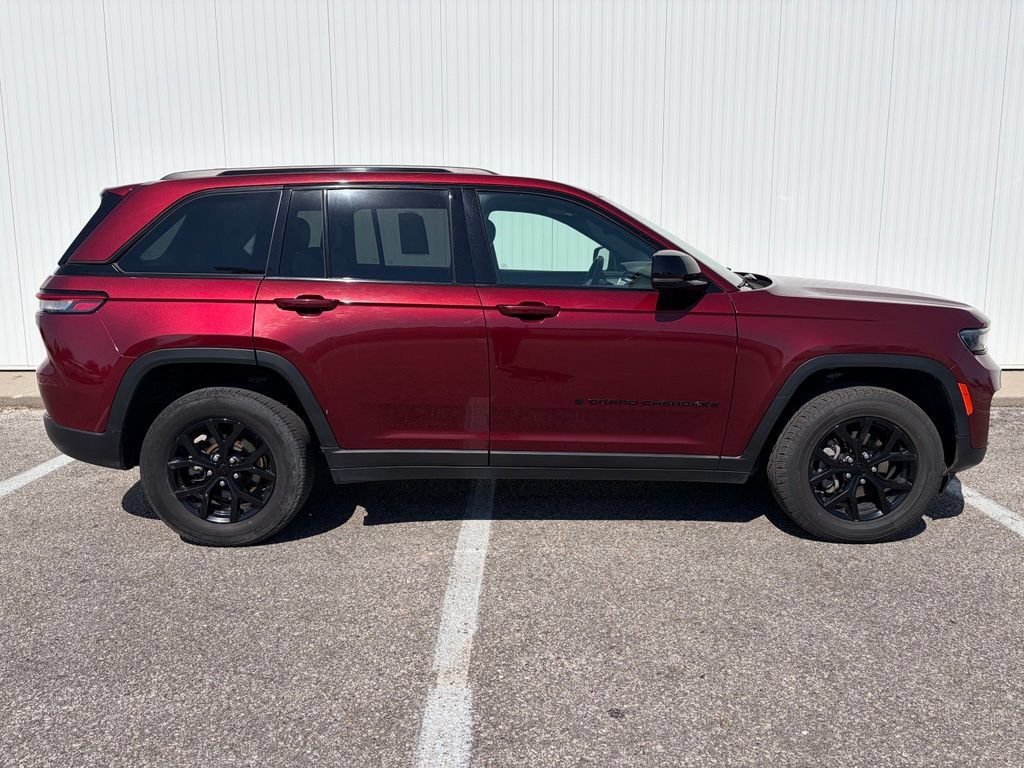 Used 2024 Jeep Grand Cherokee Altitude AWD/4WD image 9