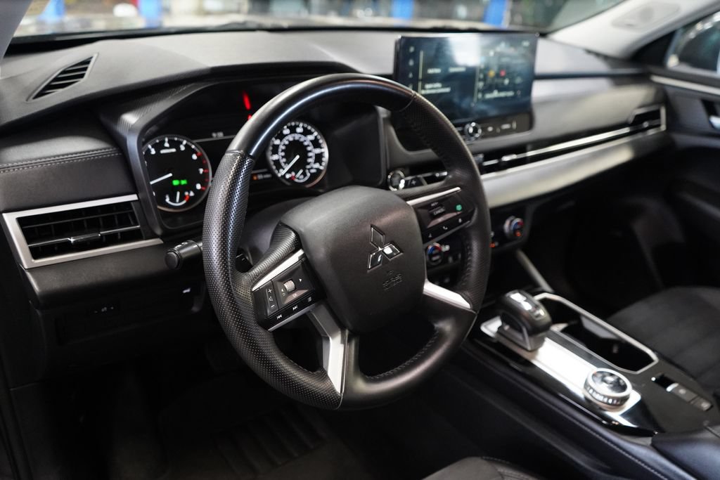 Used 2025 Mitsubishi Outlander SE FWD image 17