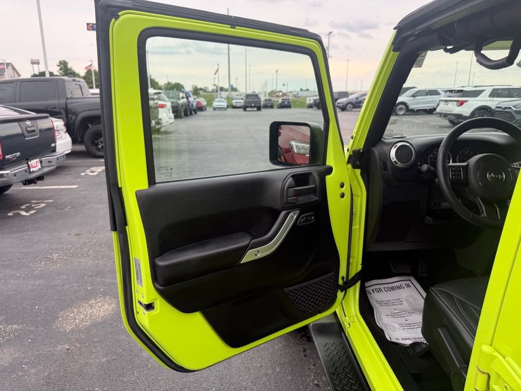 Used 2017 Jeep Wrangler Unlimited Sahara w/ Dual Top Group AWD/4WD image 18