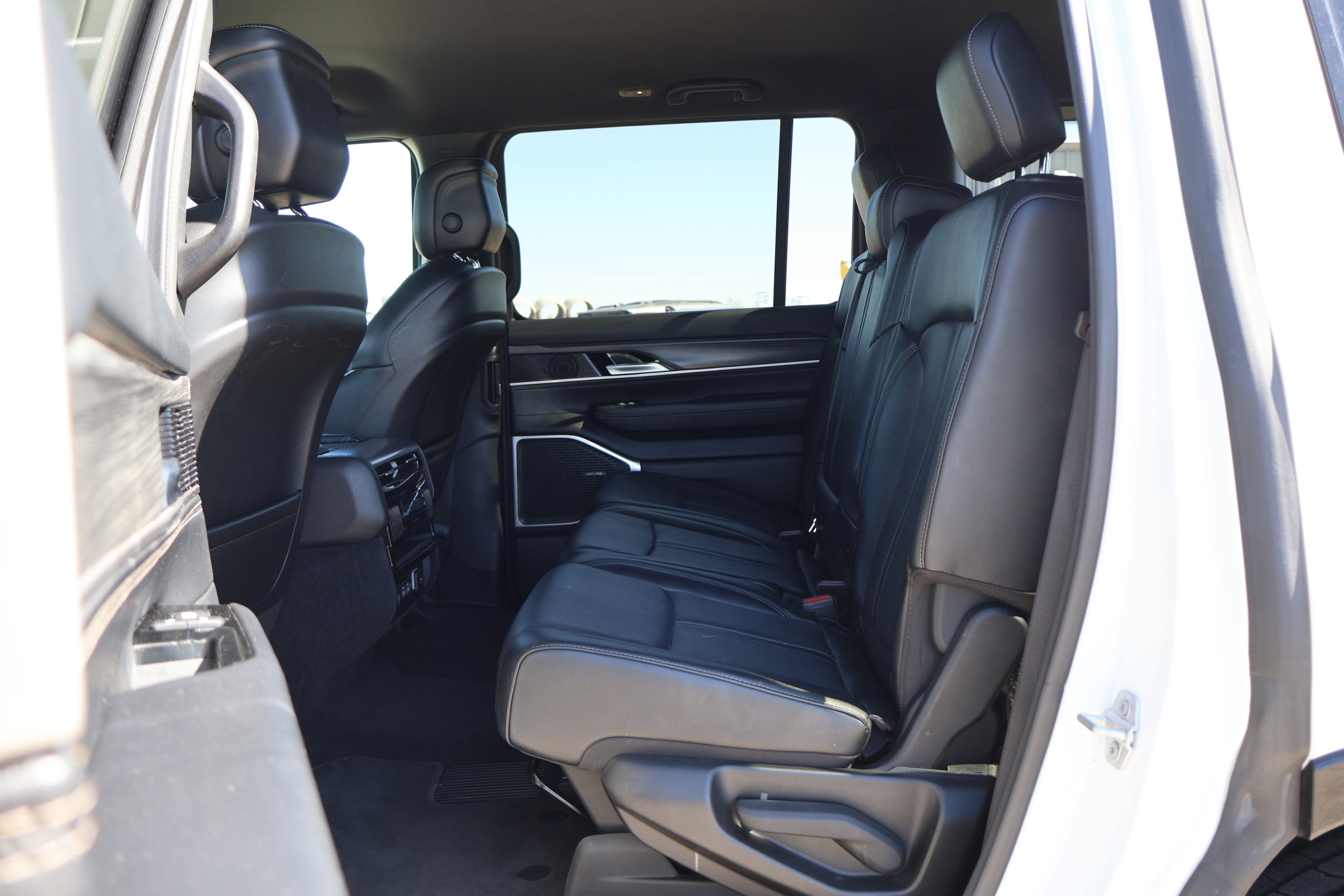 Used 2024 Jeep Wagoneer Series II w/ Flexible Seating Group image 31