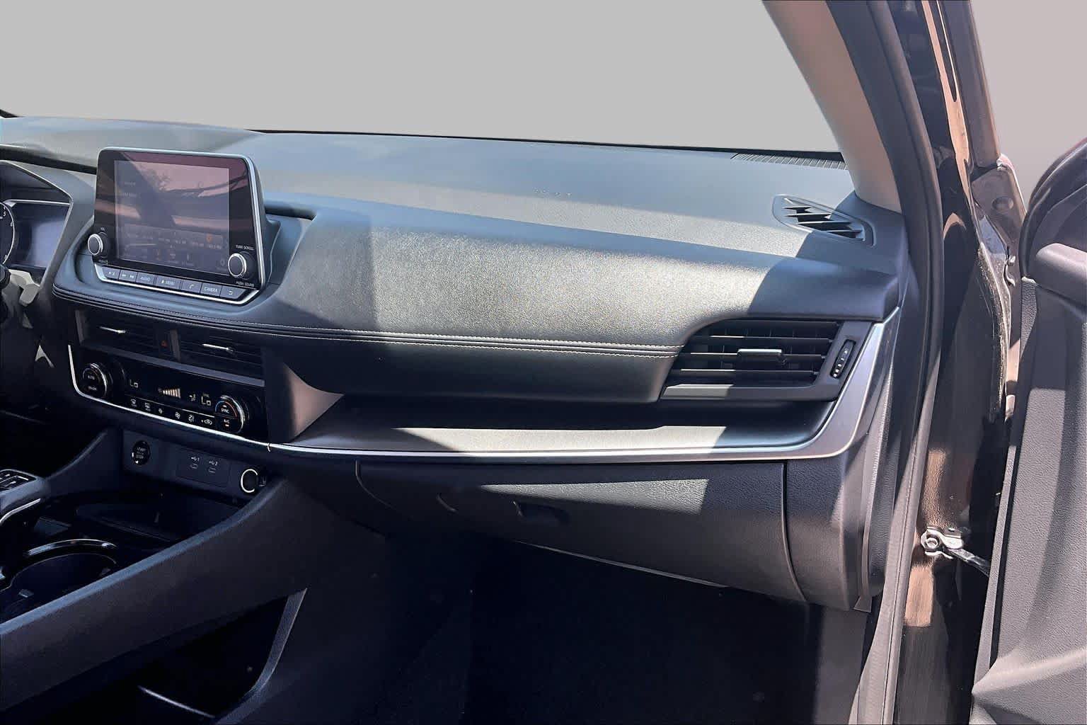 Used 2025 Nissan Rogue SV FWD image 18