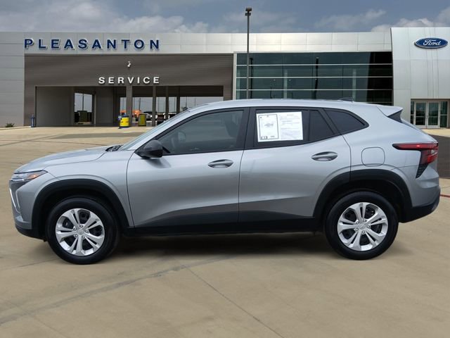 Used 2025 Chevrolet Trax LS FWD image 2