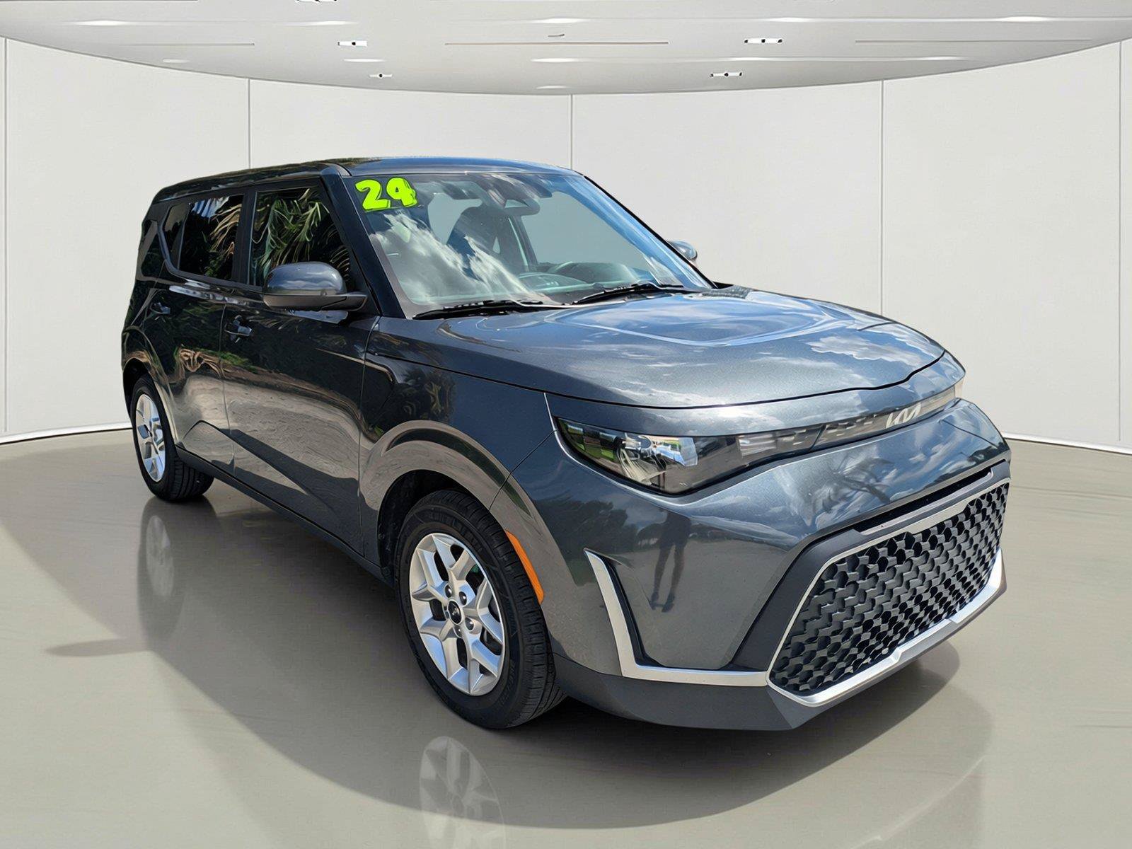 Used 2024 Kia Soul LX w/ Option Group 015 FWD image 3