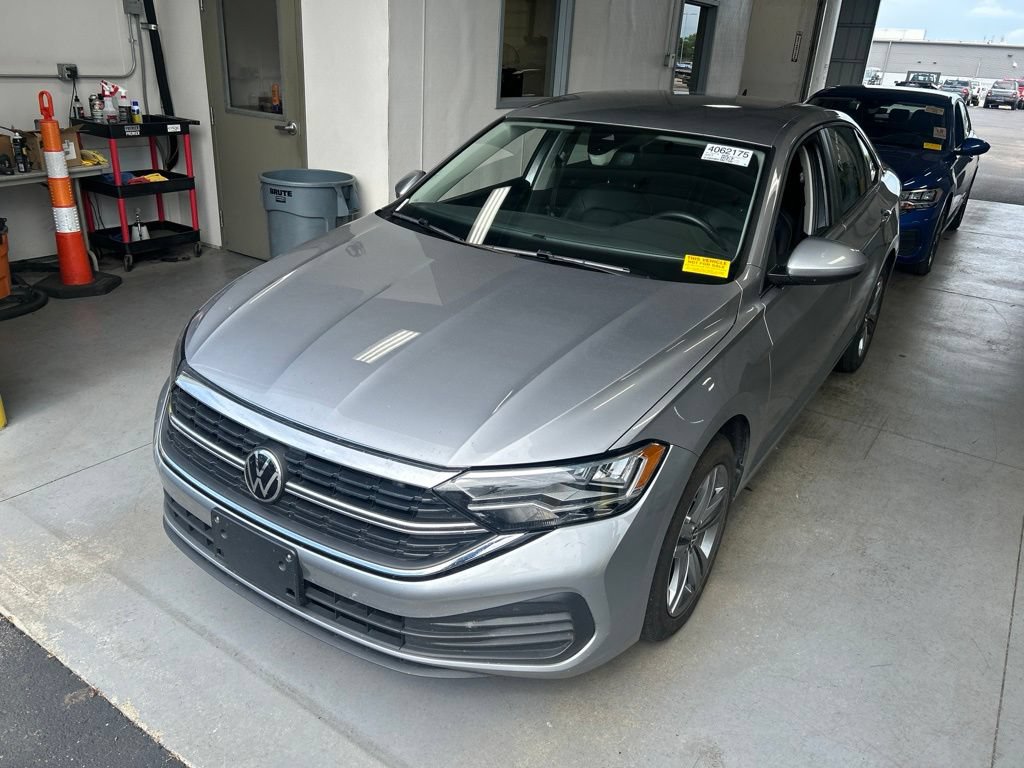 Used 2024 Volkswagen Jetta SE FWD image 2