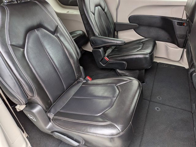 Used 2023 Chrysler Pacifica Touring-L FWD image 27