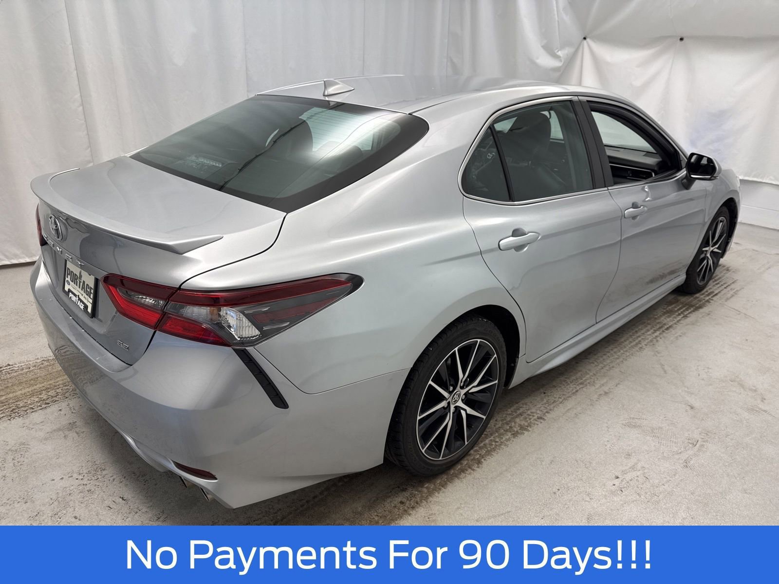 Used 2023 Toyota Camry SE image 2