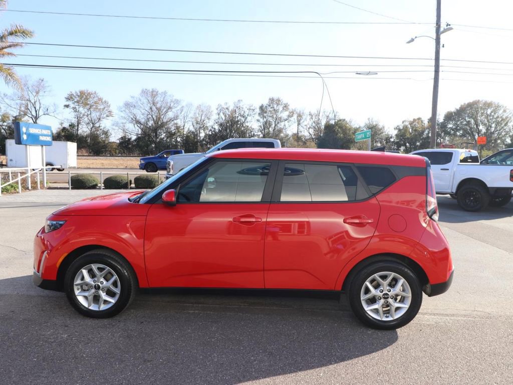 Used 2025 Kia Soul LX w/ LX Technology Package image 2