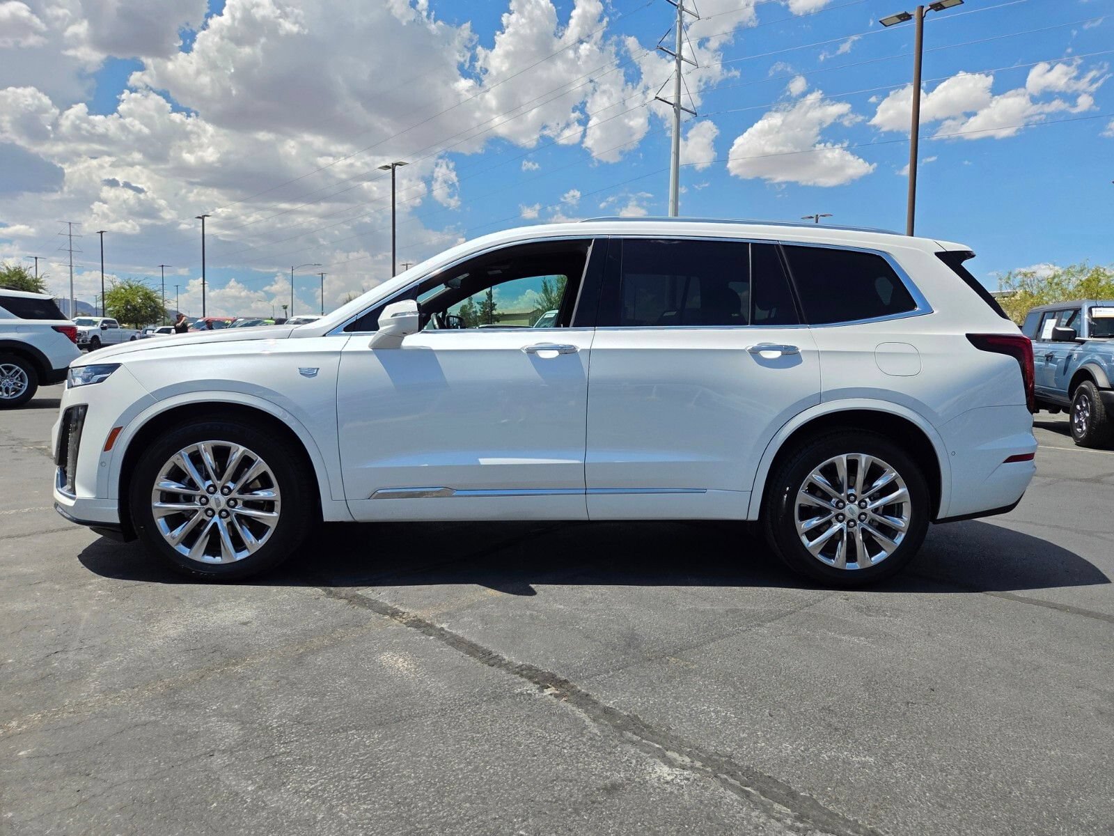 Used 2025 Cadillac XT6 Premium Luxury w/ Technology Package FWD image 3