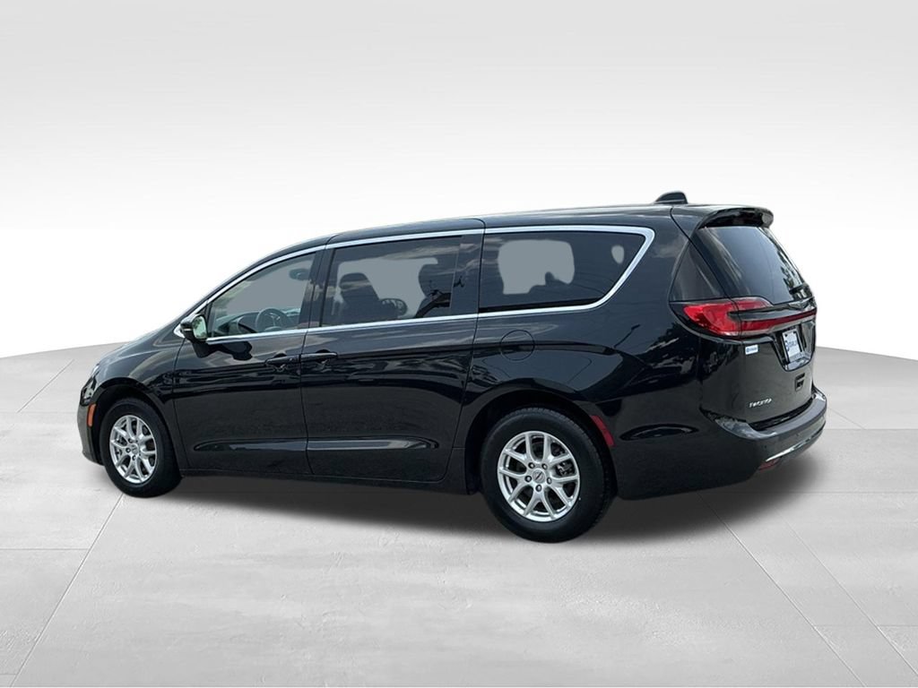 Used 2023 Chrysler Pacifica Touring-L FWD image 5