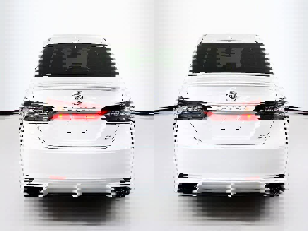 Used 2021 Toyota Camry SE image 4