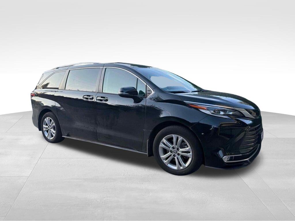 Used 2022 Toyota Sienna Platinum AWD/4WD image 4