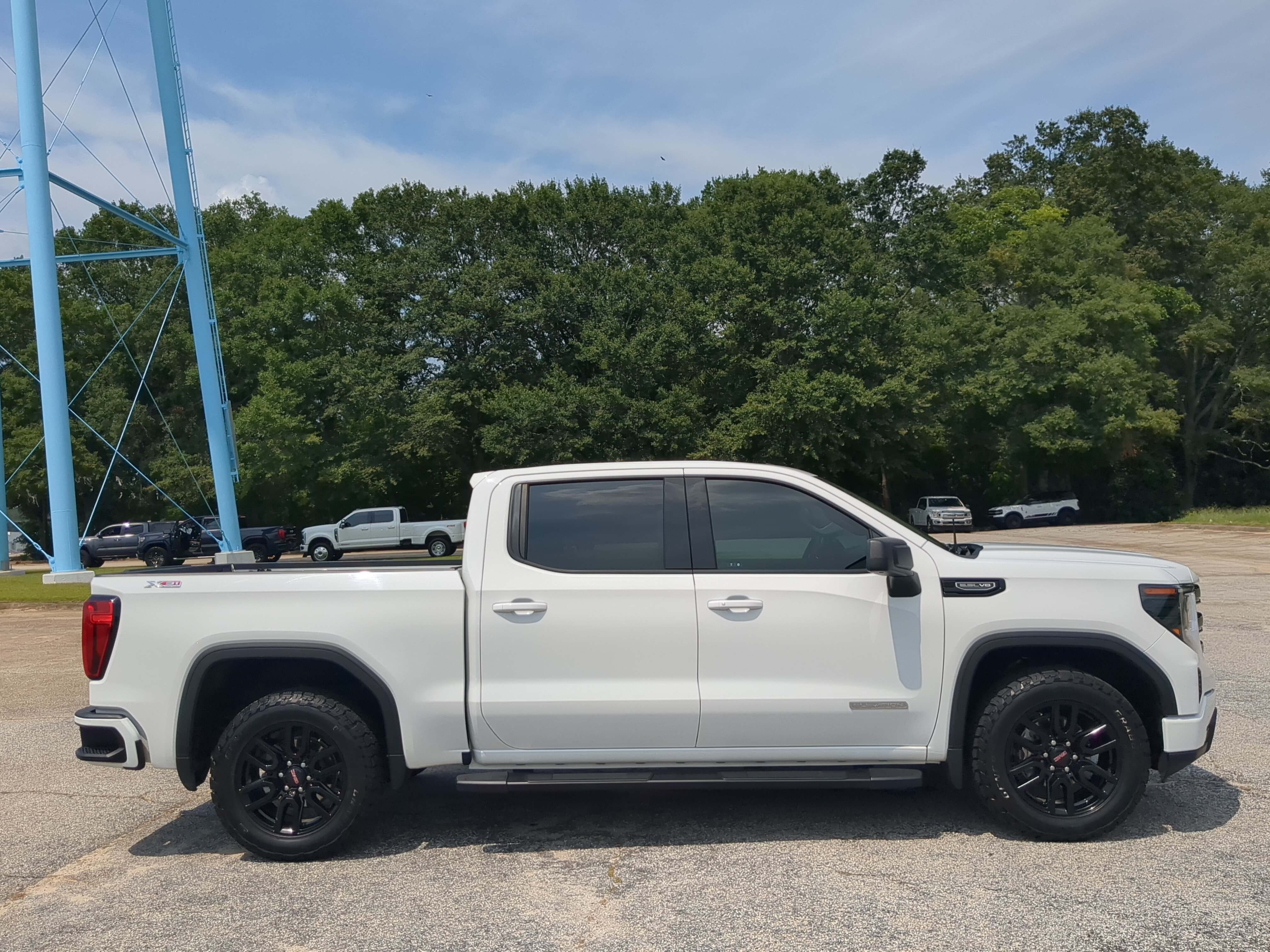 Used 2022 GMC Sierra 1500 Elevation w/ X31 Off-Road Package AWD/4WD image 2