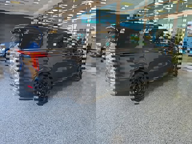 Used 2025 Kia Carnival SX Prestige image 4