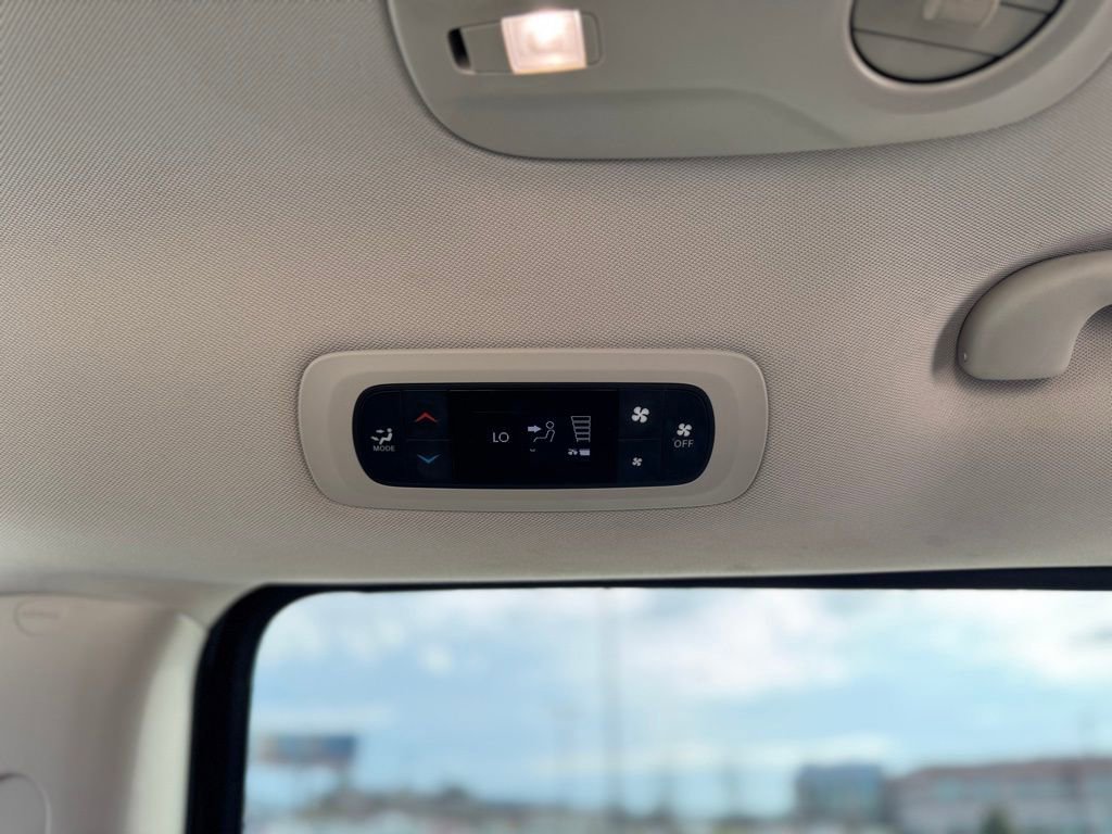 Used 2022 Chrysler Voyager LX image 32