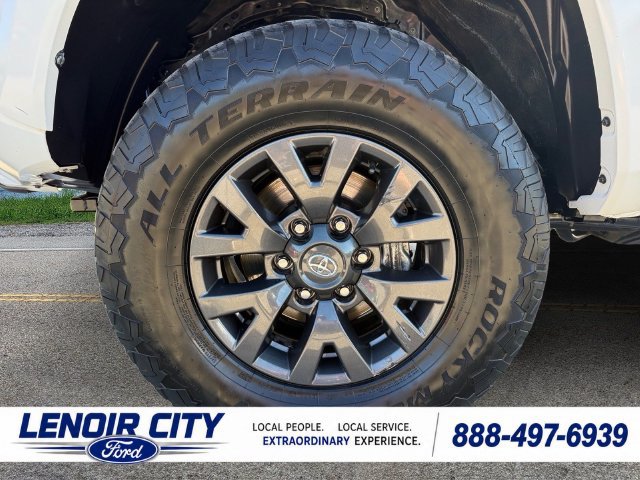 Used 2021 Toyota Tacoma SR5 AWD/4WD image 17